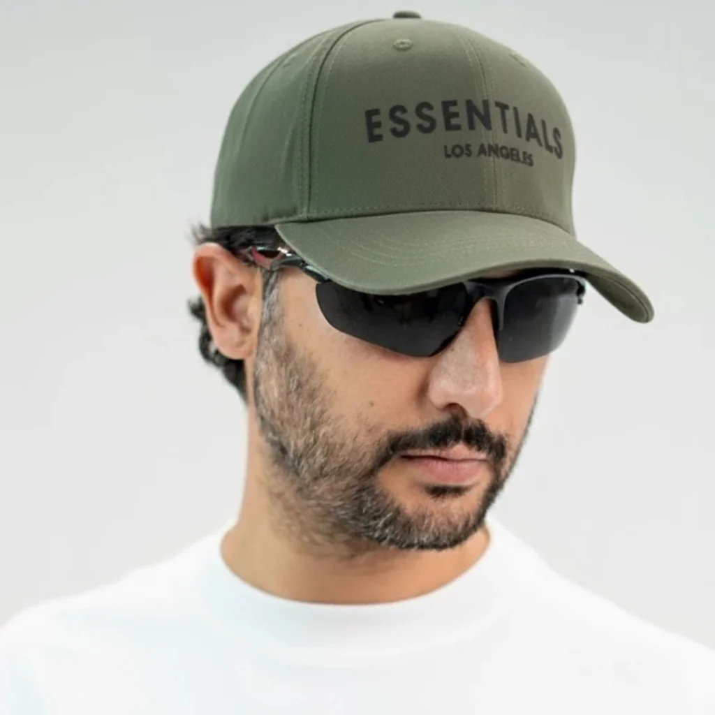 محصول Essentials Cap طوسی – نمای تنخور