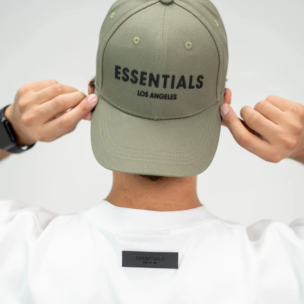 محصول Essentials Cap سرمهای – نمای تنخور