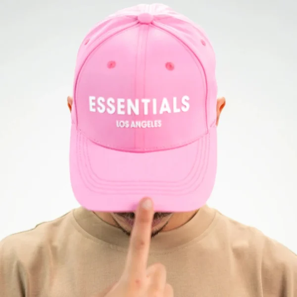 محصول Essentials Cap سبز زیتونی – نمای تنخور