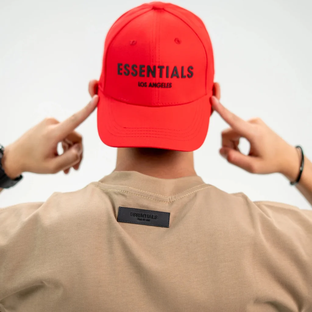 محصول Essentials Cap Red – نمای تنخور