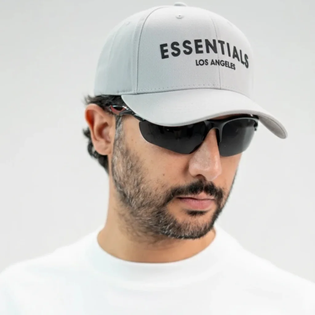 محصول Essentials Cap سفید – نمای تنخور