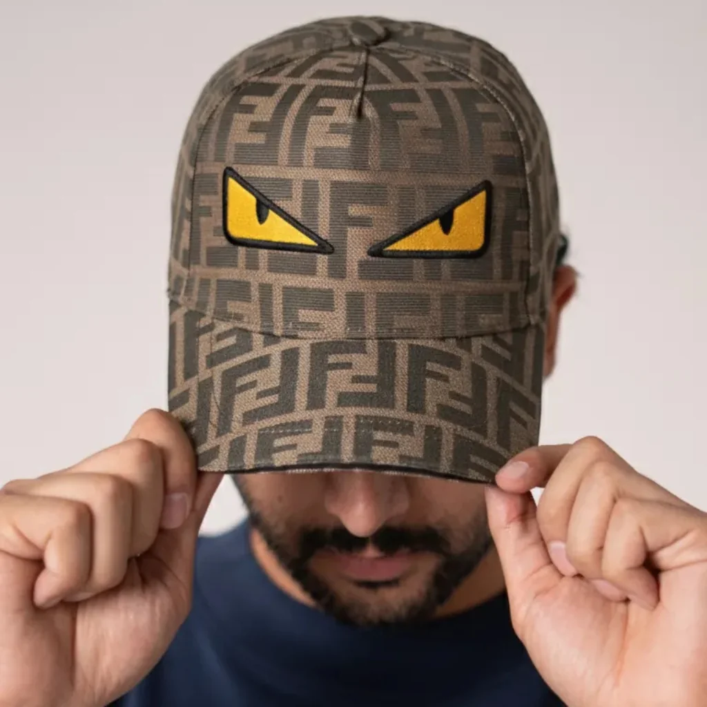 محصول Fendi Eyes Cap بژ – نمای تنخور