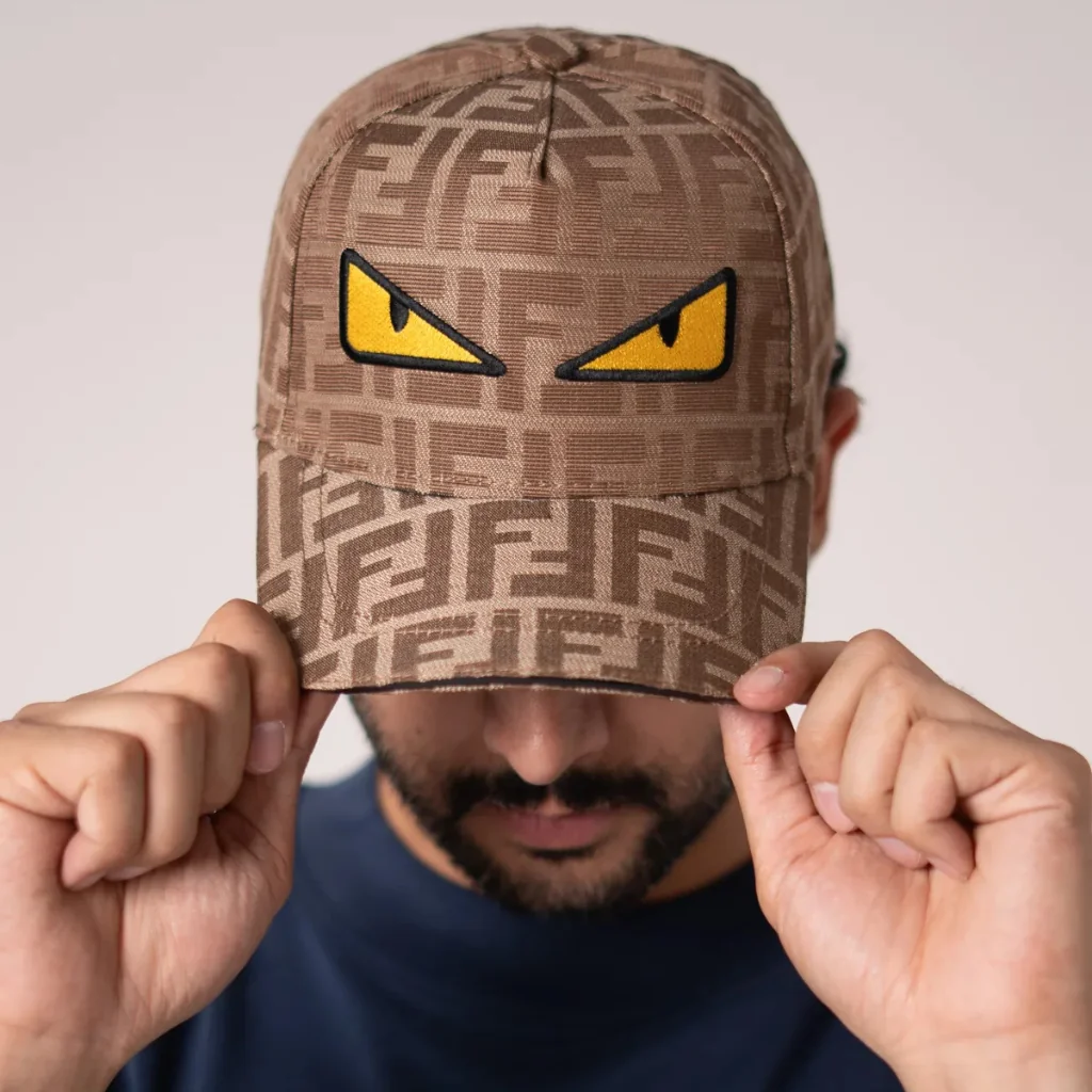 محصول Fendi Eyes Cap قهوهای – نمای تنخور