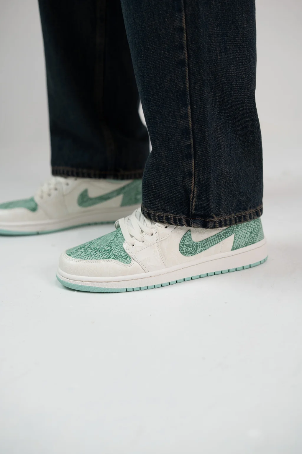 کتانی Nike Air Jordan 1 Low Green Python On Foot