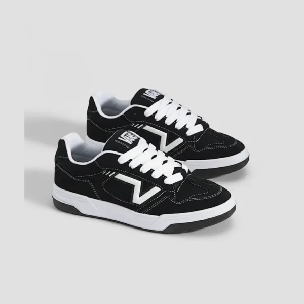 محصول Vans Lowland Black White – نمای جلو