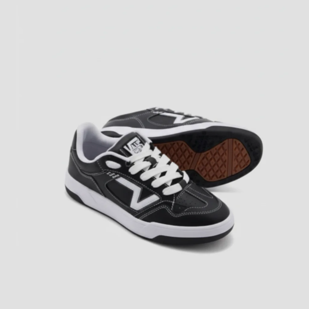 محصول Vans Lowland Black White Quarter – نمای زاویه