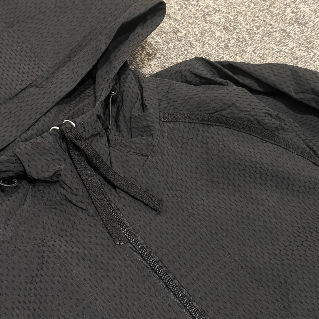 کاپشن Neromoda hood مشکی – نمای جزئیات پارچه
