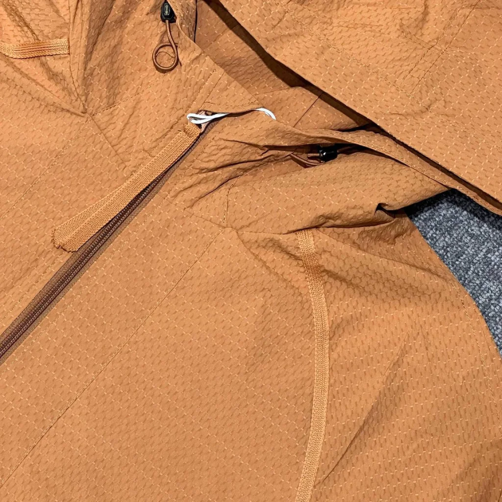 کاپشن Neromoda mustard hood 1 – نمای جزئیات پارچه