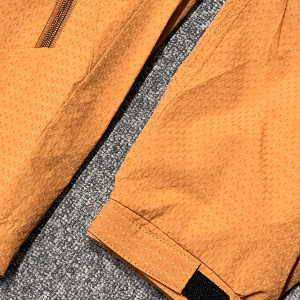 کاپشن Neromoda mustard sleeve – نمای جزئیات پارچه